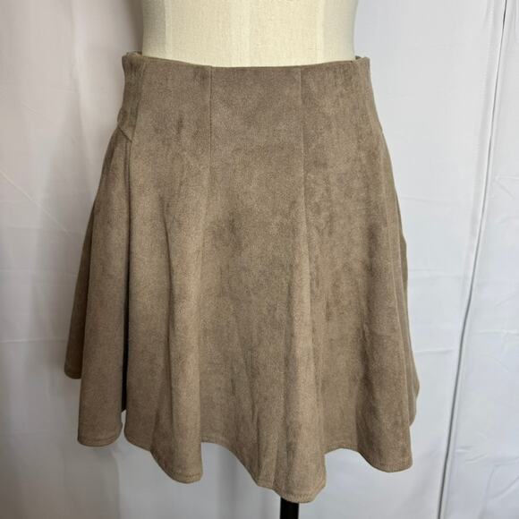 She + Sky Faux Suede Skater Mini Skirt Taupe Brown Size M Pockets Soft Chic Boho - Picture 2 of 9